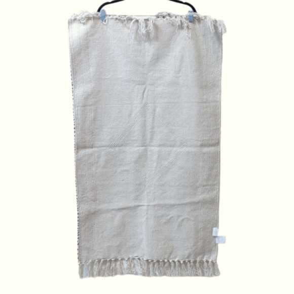 2 Geometric Patterned Gray and White Rug - Picture 2 of 3